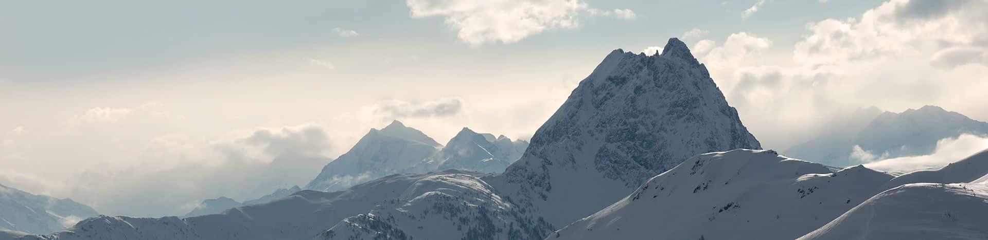 Berge und Wolken | swiss immigration+relocation Welcome to Switzerland | sgier+partner | swiss immigration+relocation